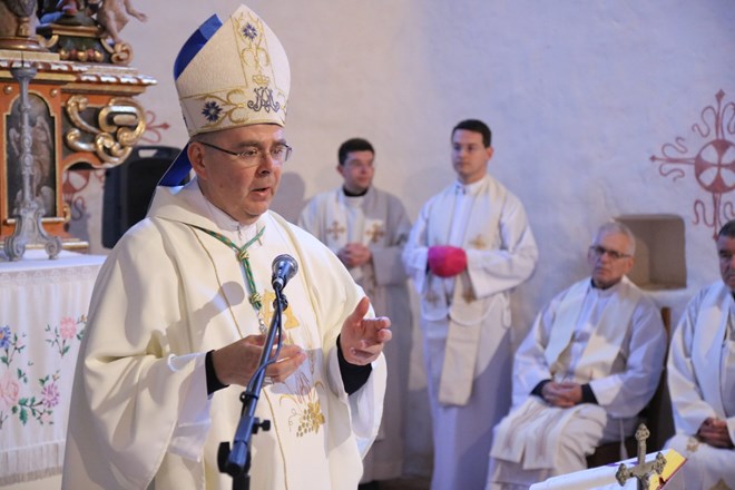 ​Biskup Radoš predvodio pobožnost „Marijina puta“ u Klenovniku